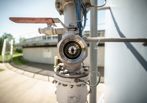 Pulveraktivkohlesilo Kugelhahn an der Befüllleitung des Pulveraktivkohlesilos