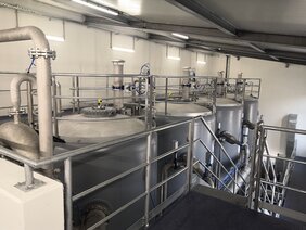 Blick auf die Aktivkohlebehälter von oben Blick auf die Aktivkohlebehälter von oben