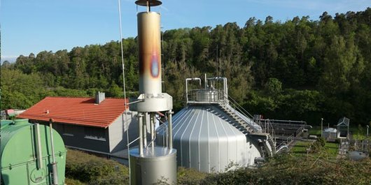 Gasbehälter, Gasfackel und Faulbehälter Gesamtblick auf Gasbehälter, Gasfackel und Faulbehälter