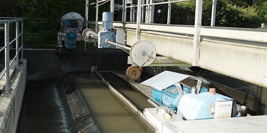 Vorklärbecken Ablaufschwelle und Räumerbrücke Detailansicht Vorklärbecken Ablaufschwelle und Räumerbrücke