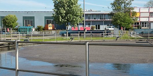 Denitrifikationsbecken Blick auf das Denitrifikationsbecken in Richtung Betreibsgebäude