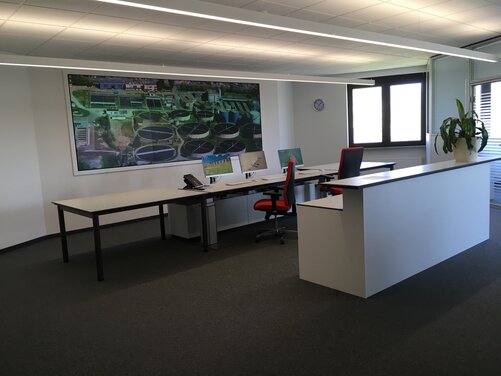 Schaltwarte Schaltwarte mit Blick auf die Großbildschirme