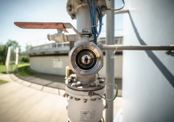 Pulveraktivkohlesilo Kugelhahn an der Befüllleitung des Pulveraktivkohlesilos