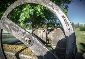 Elektroschieber mit Handrad alter elektrischer Schieber mit großem Handrad