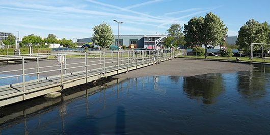 Denitrifikationsbecken Blick auf das Denitrifikationsbecken in Richtung Betreibsgebäude